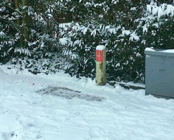 Brandweerkraan langs besneeuwde stoep
