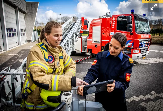 Brandweervrouw Ilse Kloot en Brandweercommandant Caren Frentz