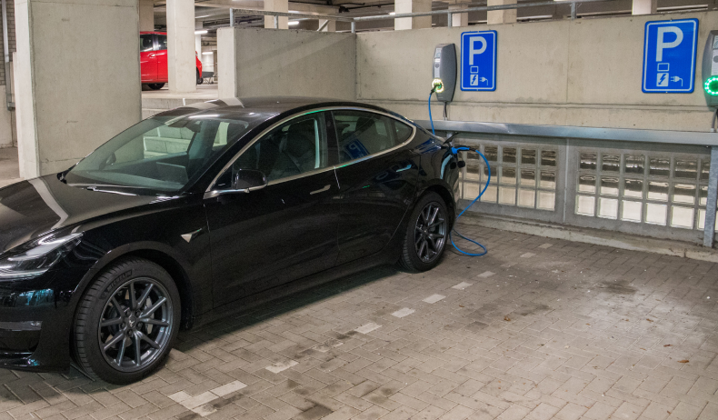 Elektrische auto aan laadpaal in parkeergarage