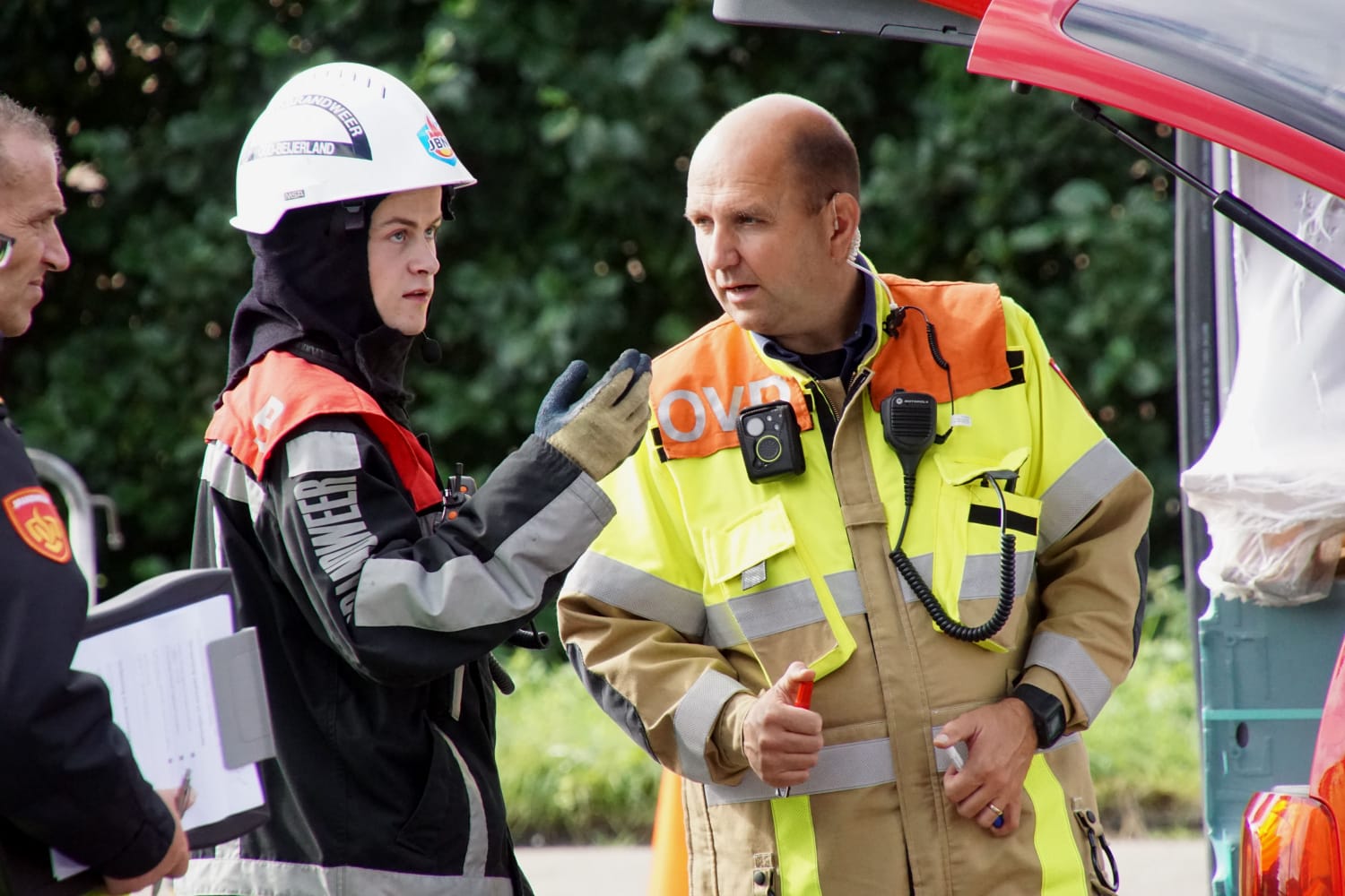 Brandweer Officier van Dienst in gesprek met jeugdbrandweer vrijwilliger