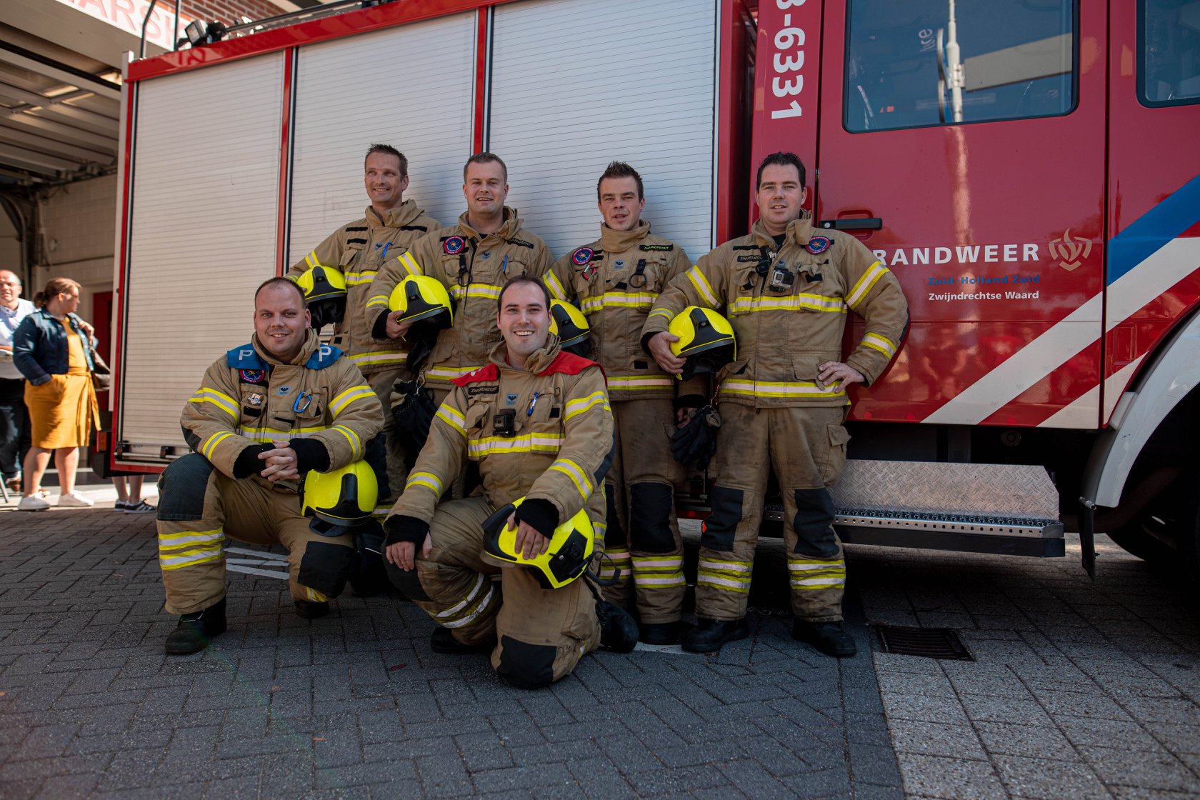 Brandweermannen Zwijndrecht poserend voor tankautospuit