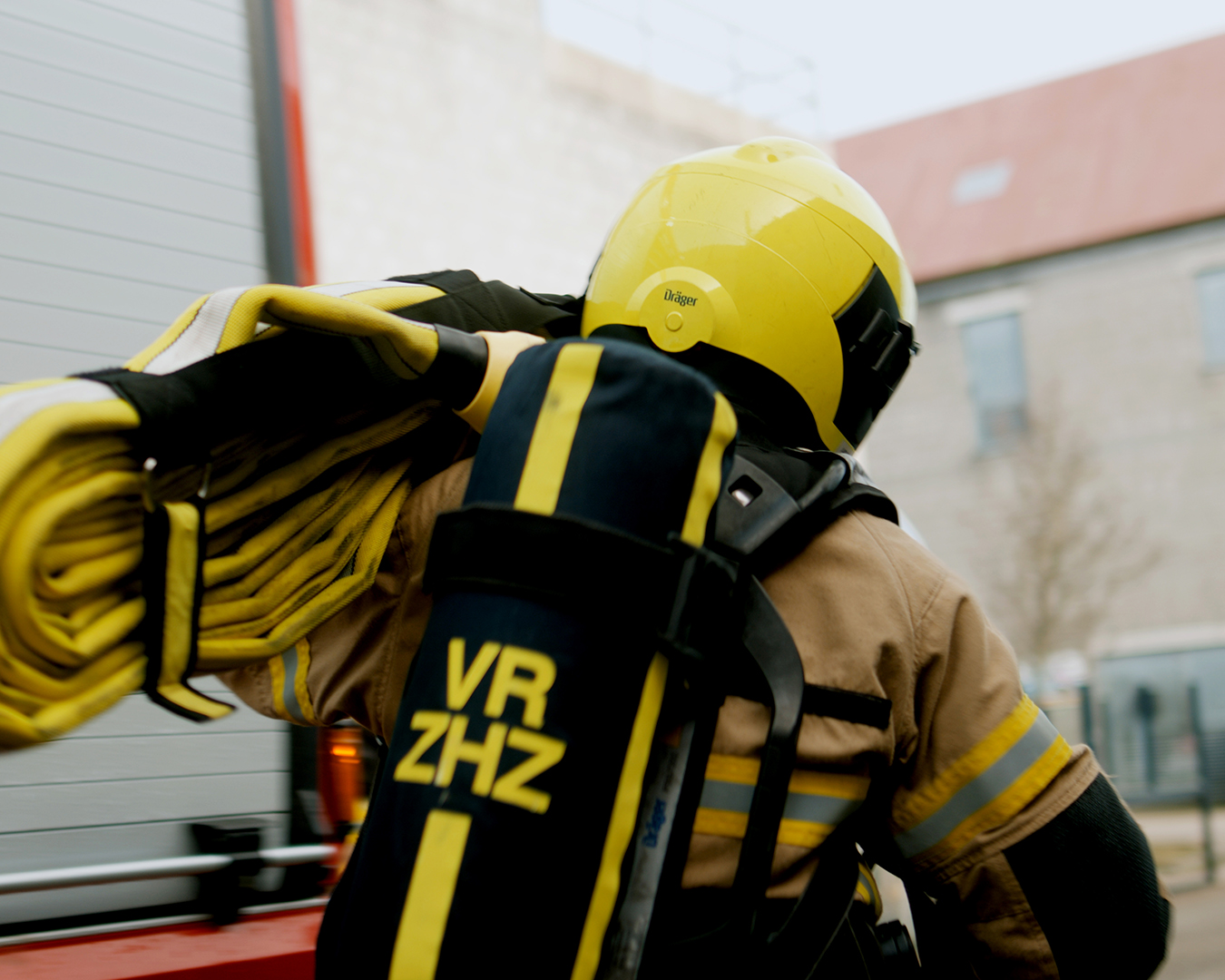 Brandweerman met ademluchtfles op zijn rug