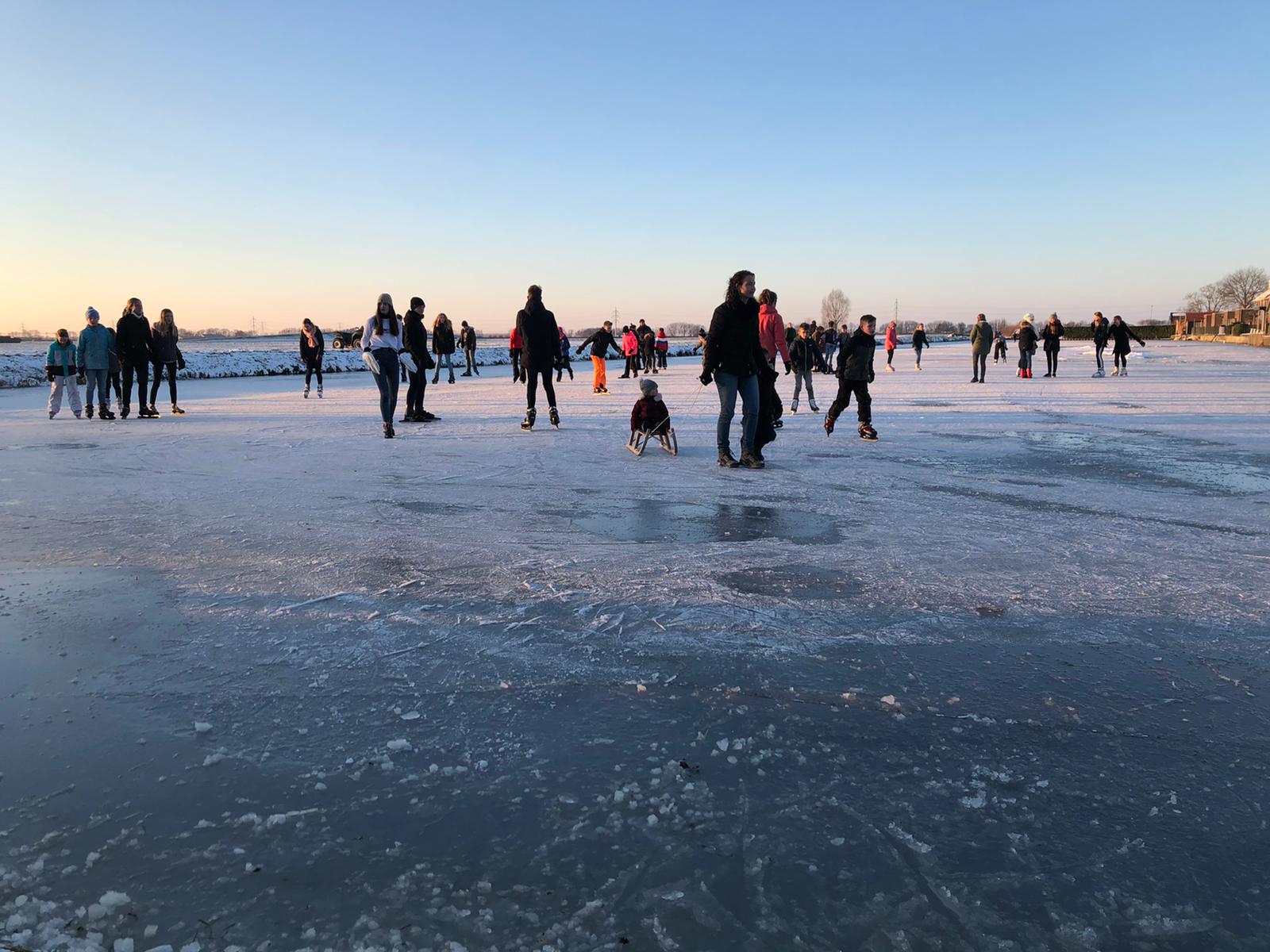 Schaatsende mensen