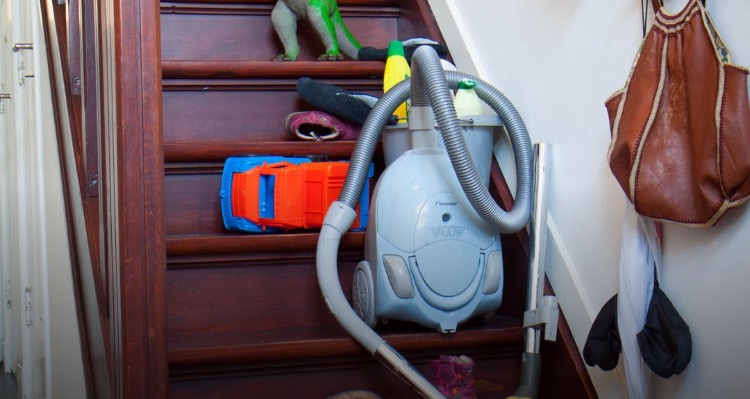 Stofzuiger en andere schoonmaakspullen op trap