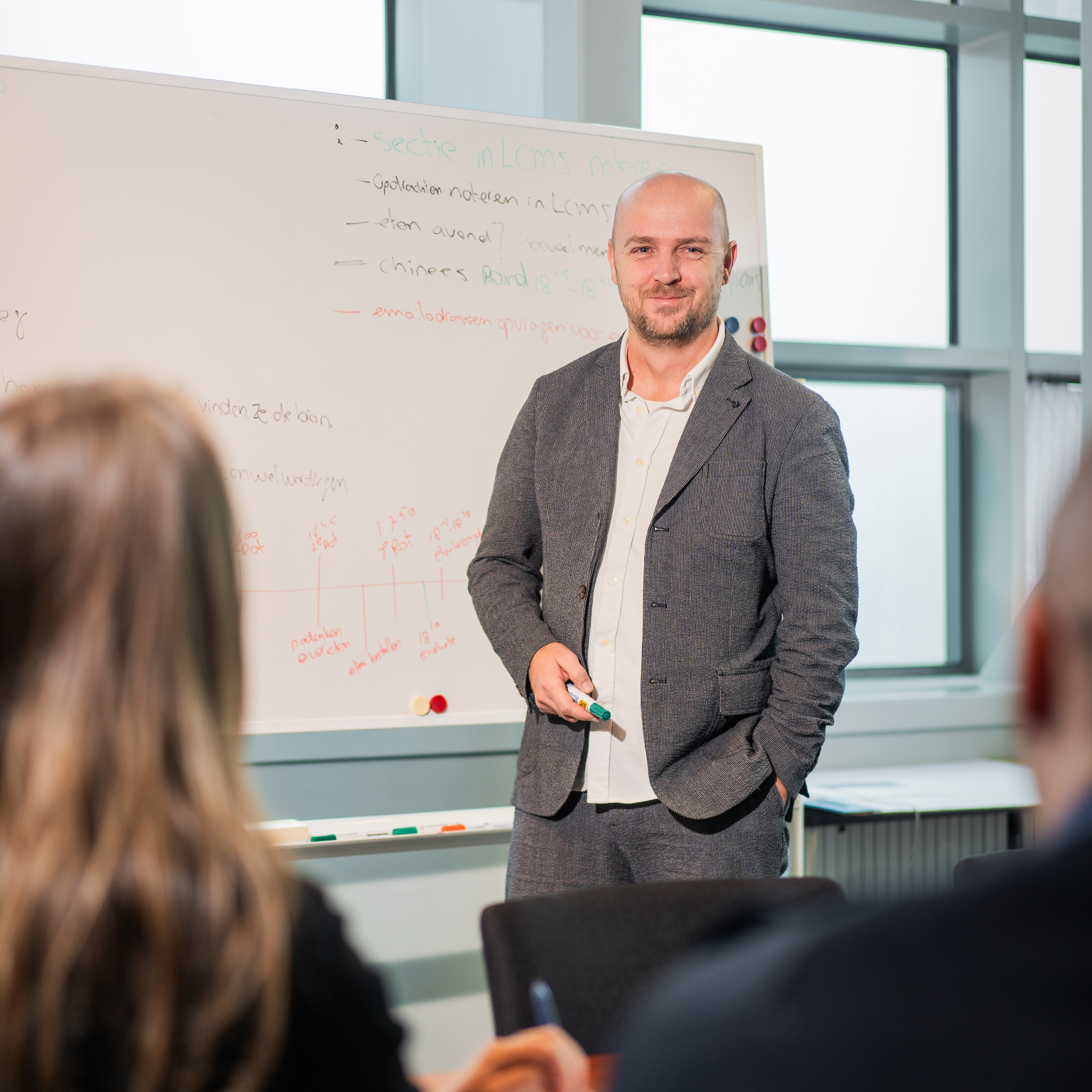 Sander presenterend voor whiteboard