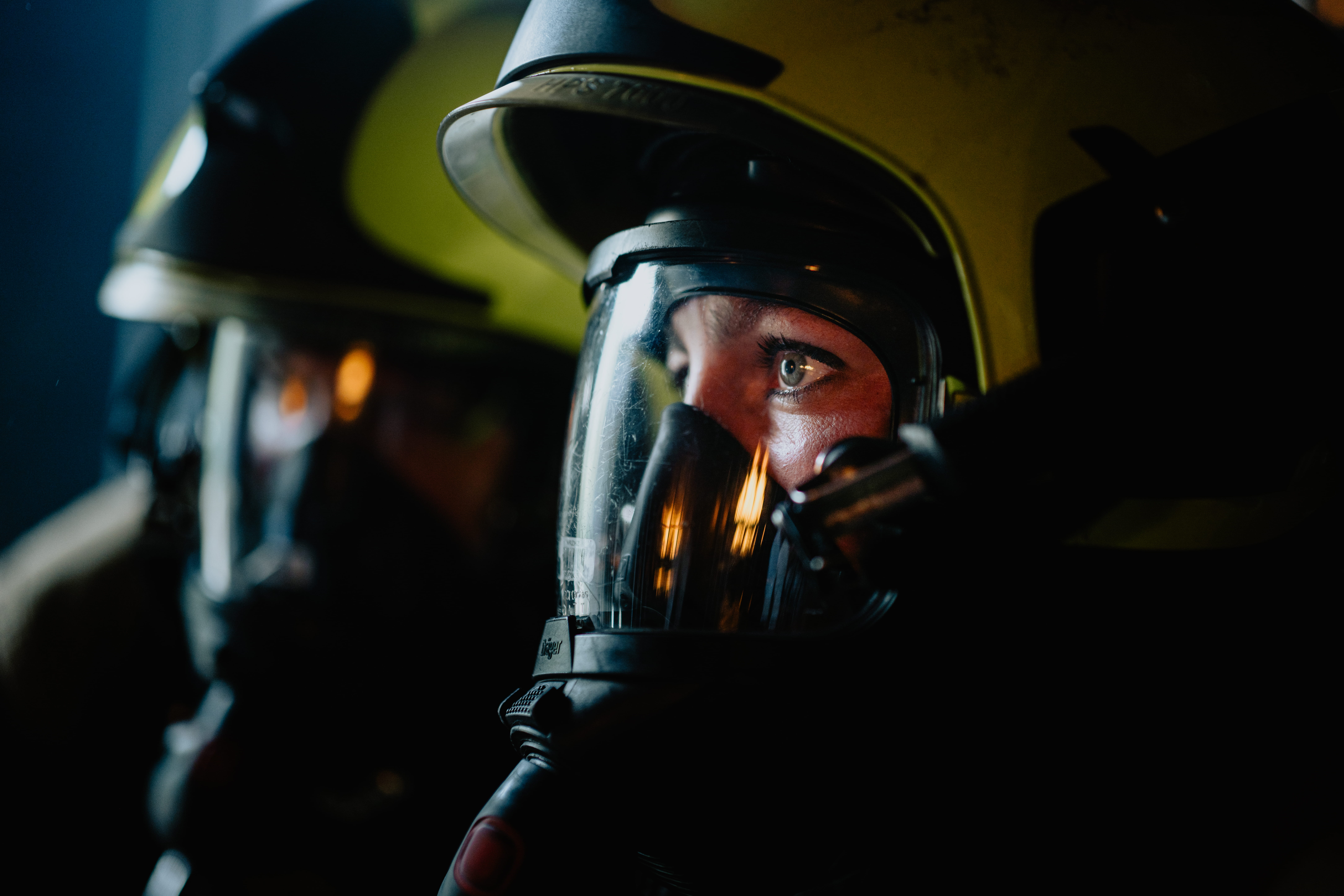 Brandweervrouw met masker op