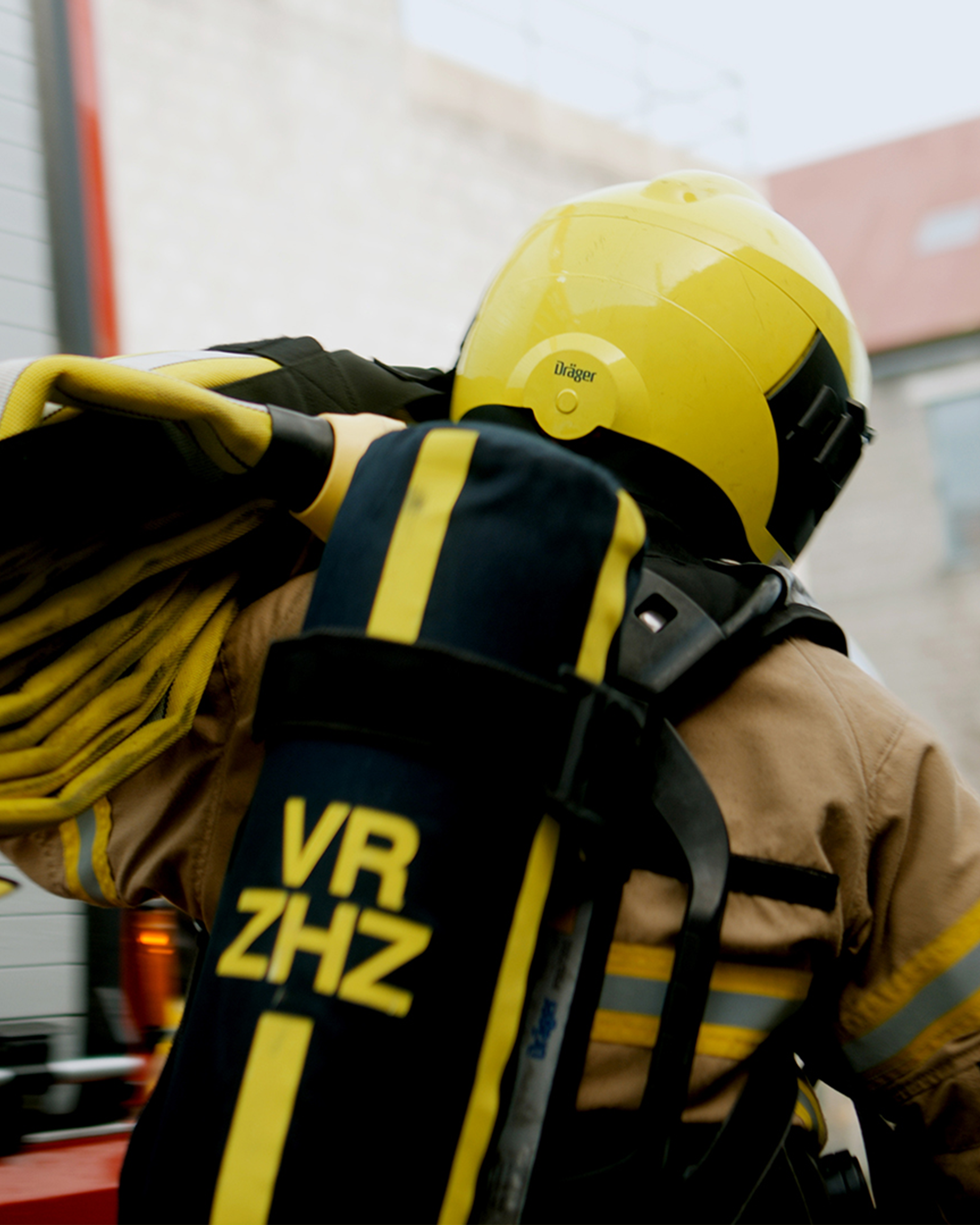 Gasfles op rug brandweerman