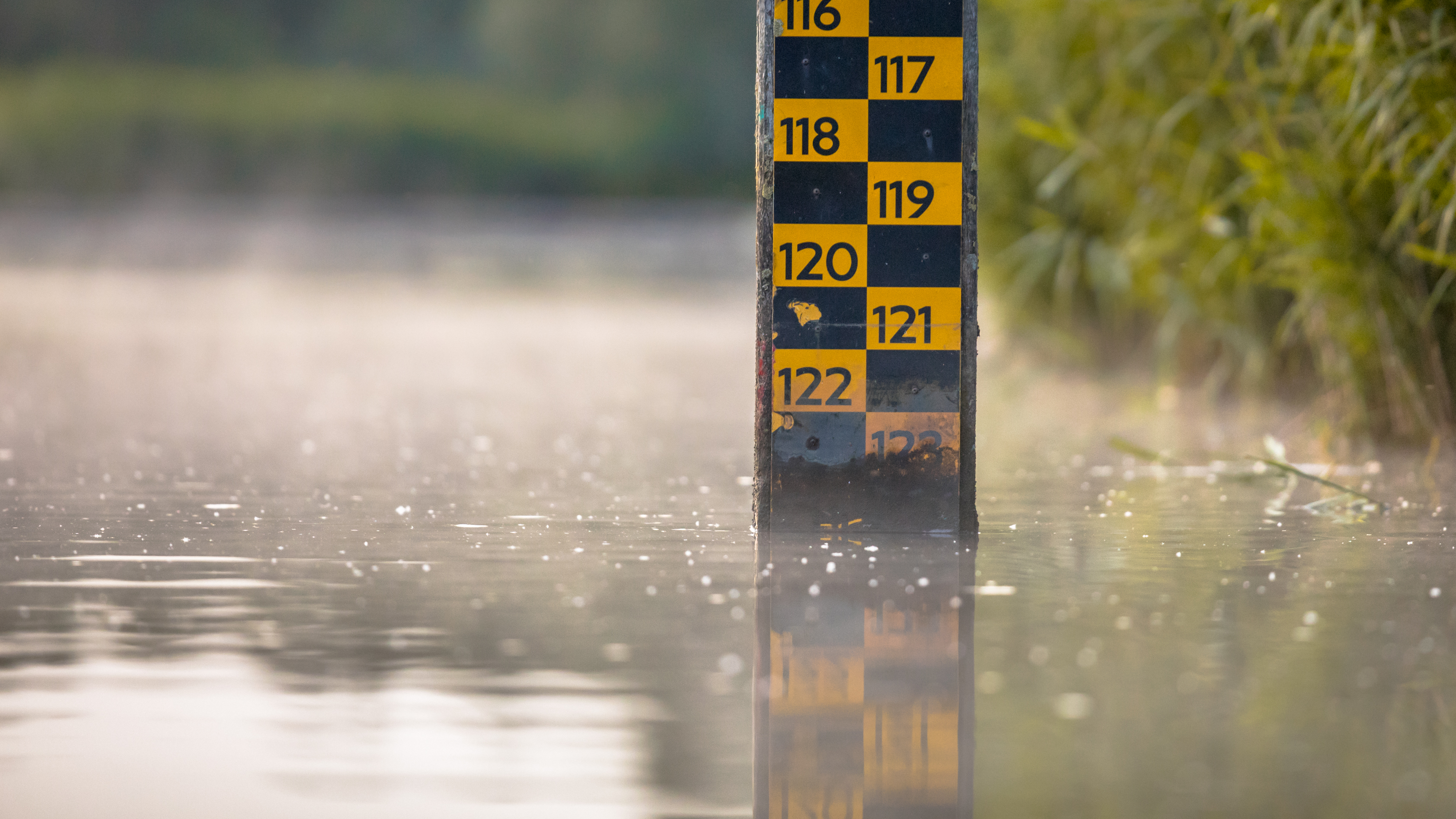 Hoogwaterpeil om te zien hoe hoog het water staat